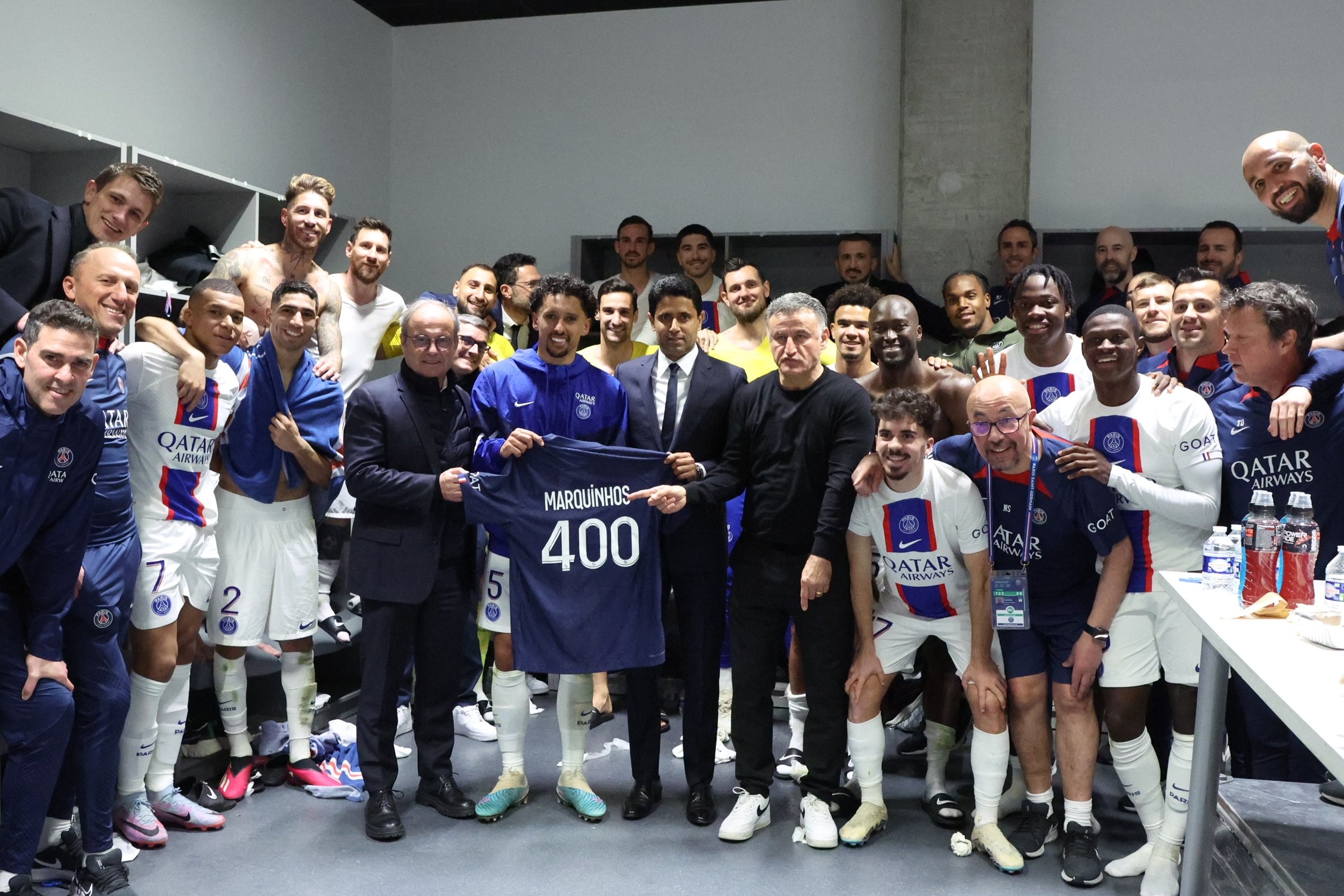 马尔基尼奥斯迎巴黎生涯400场里程碑，纳赛尔为其颁发纪念奖章