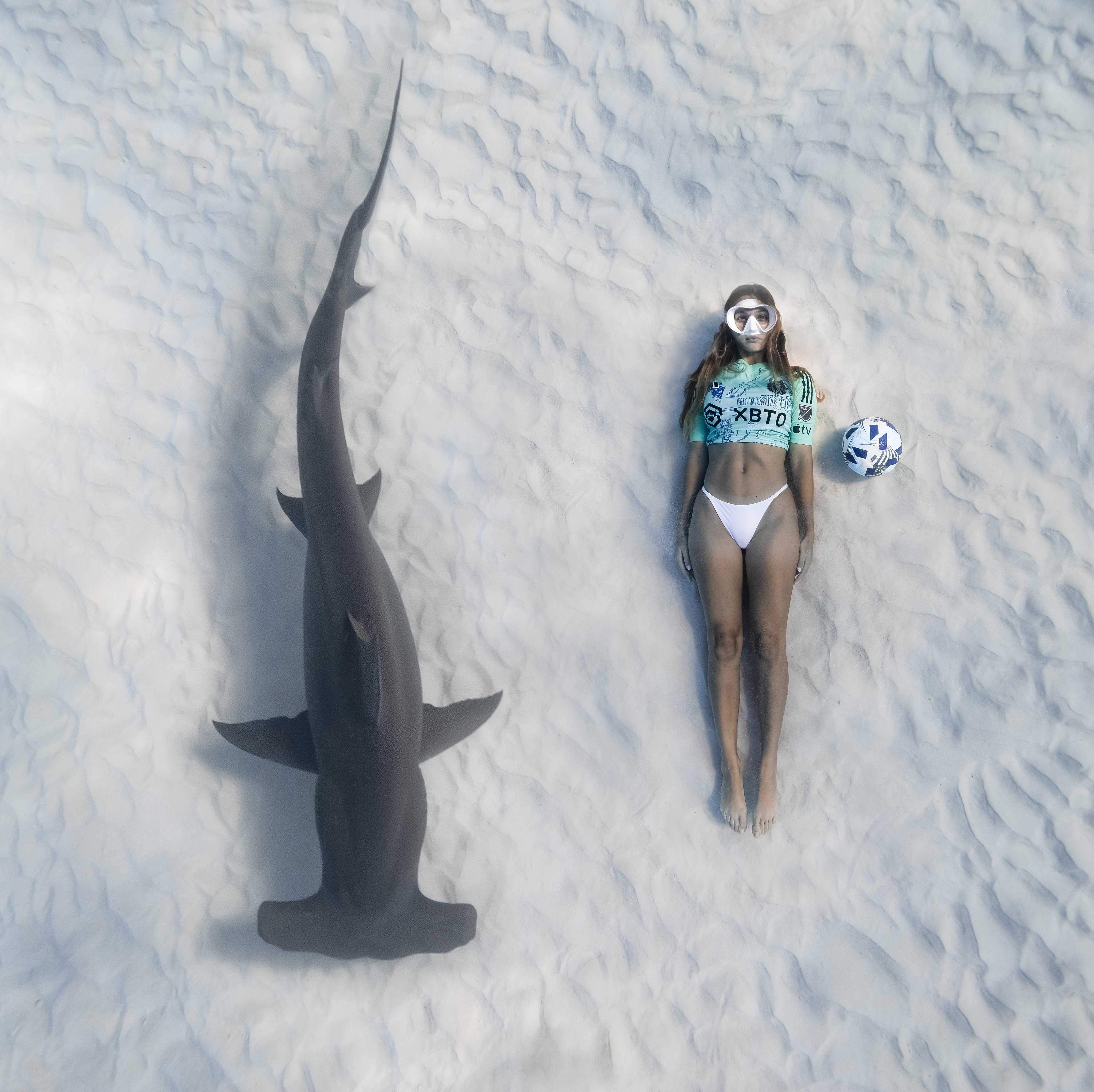 女潜水员为迈阿密国际特别球衣拍宣传片，在水下与鲨鱼共舞