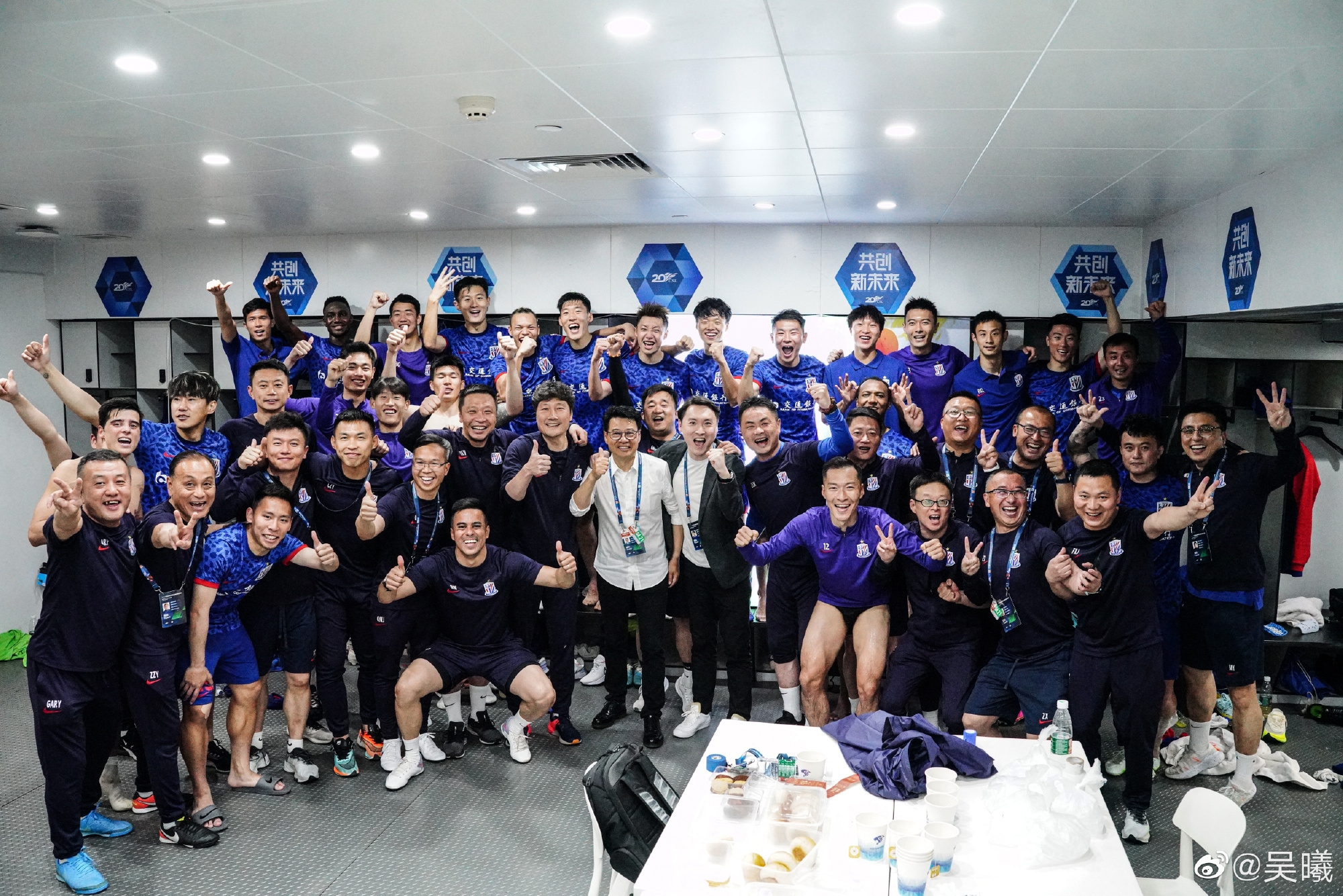 吴曦社媒晒球队在更衣室庆祝的照片，并配文：团结，拼搏，努力