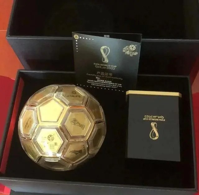 一男子花10万订购梅西签名世界杯金球被快递送丢，仅获赔90元
