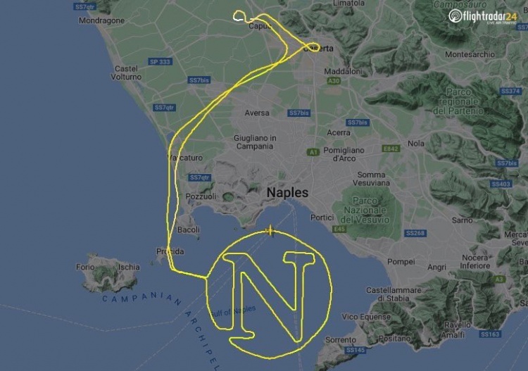 庆祝夺冠！一飞机在当地上空飞出那不勒斯标志的航迹图