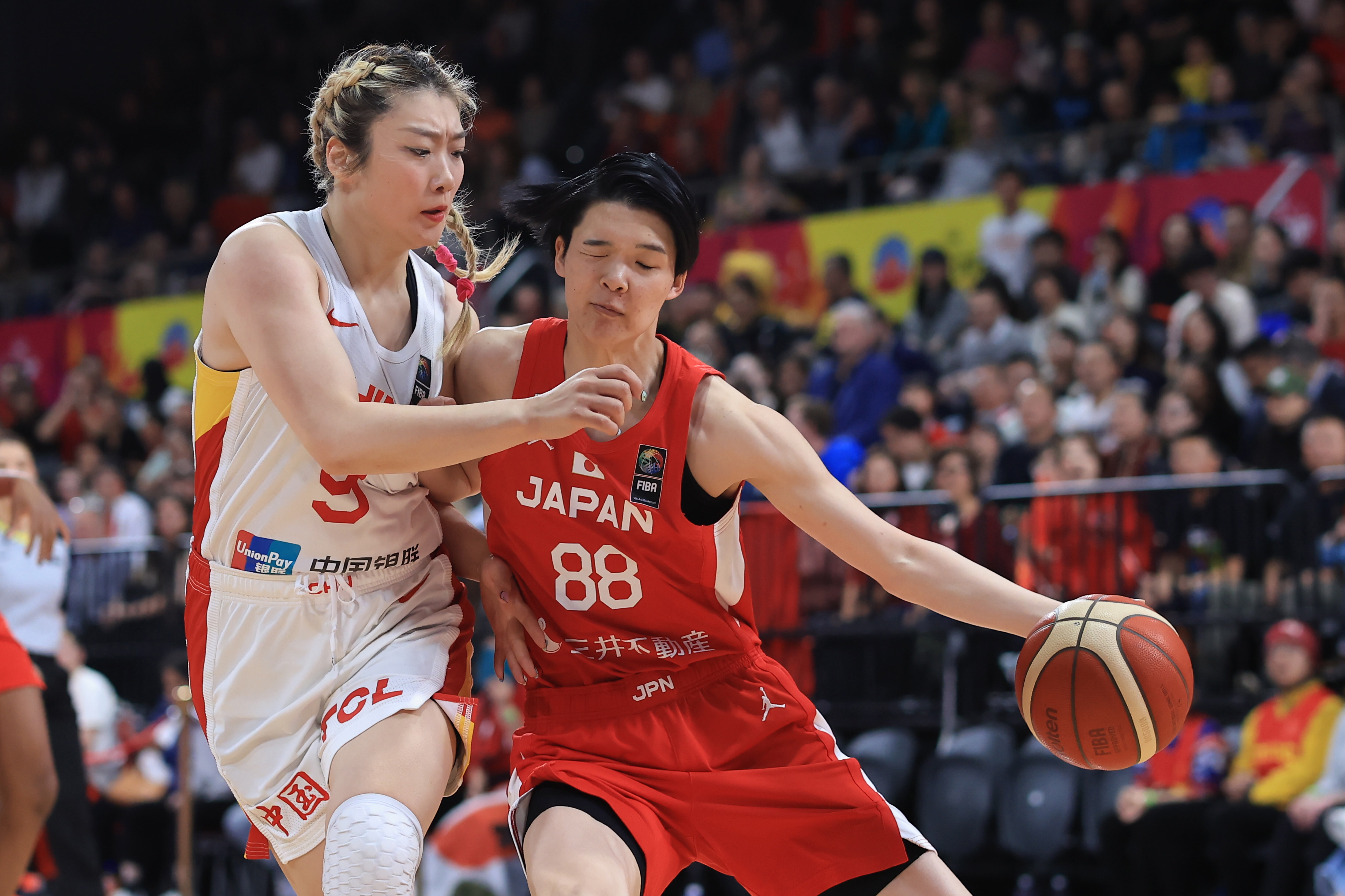 女篮亚洲杯决赛：中国女篮上半场暂时落后日本女篮9分
