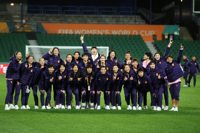 中国女足国家队抵达珀斯，球员们在比赛场地内进行了合影，今晚加油！