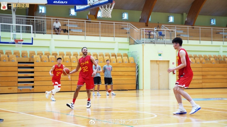 多图预警！中国篮球之队晒男篮训练照李凯尔身穿32号参与合练