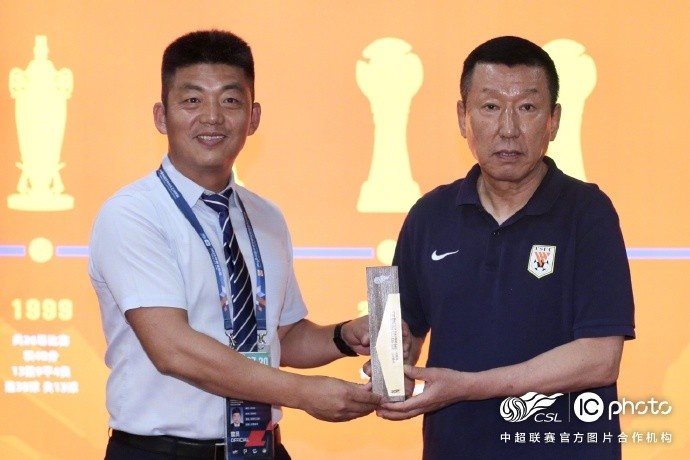 山东泰山vs北京国安赛前，崔康熙领取了他的6月最佳教练奖杯