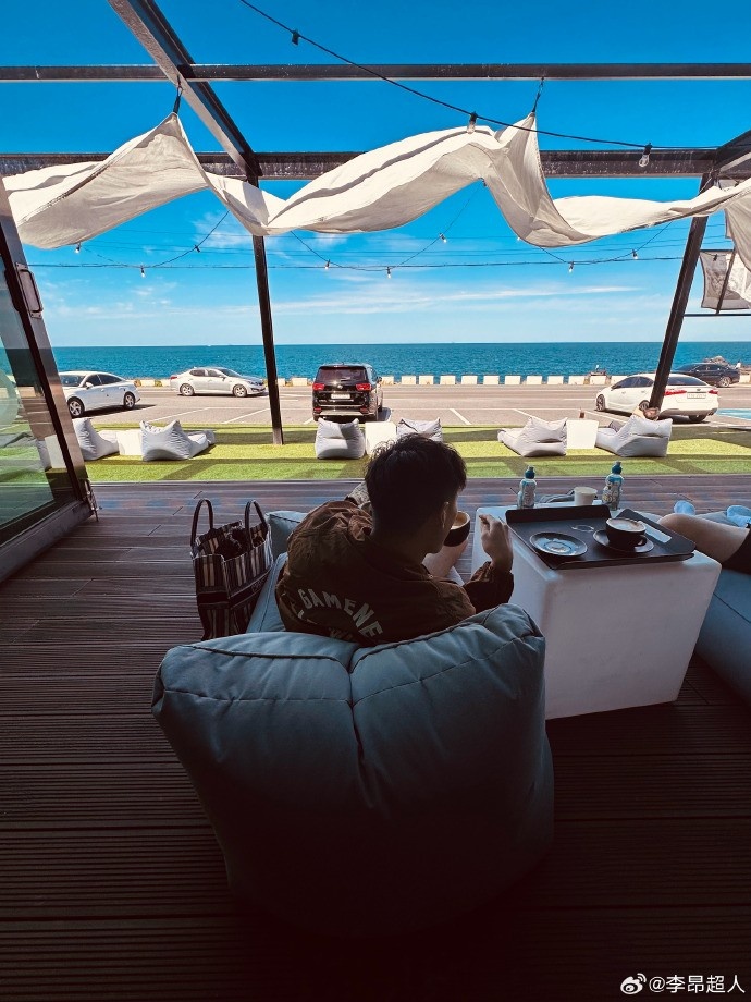 海港中卫李昂赴韩国度假，海边品尝咖啡惬意无比