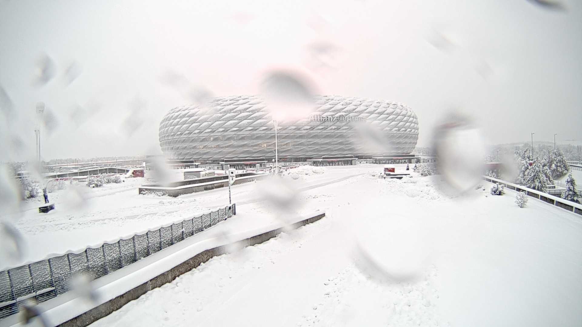 改打雪仗拜仁主场安联球场完全被白雪覆盖，今日比赛可能取消