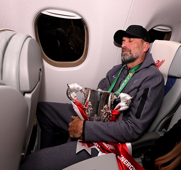 击败切尔西！克洛普抱着冠军奖杯，在飞机上睡着了...
