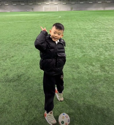 36岁生日，谭龙晒儿子踢球照：希望以后我能在南岭看你踢球