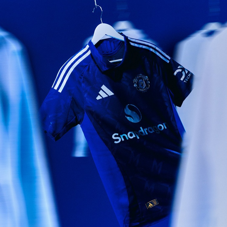 曼联发布新赛季客场球衣：深浅蓝色搭配+暗纹，队徽为白色
