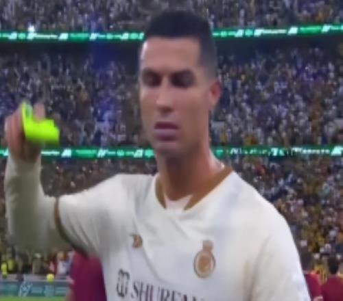 C罗赛后怒踢水瓶 主场球迷高呼梅西 葡萄牙巨星再次上演失态一幕