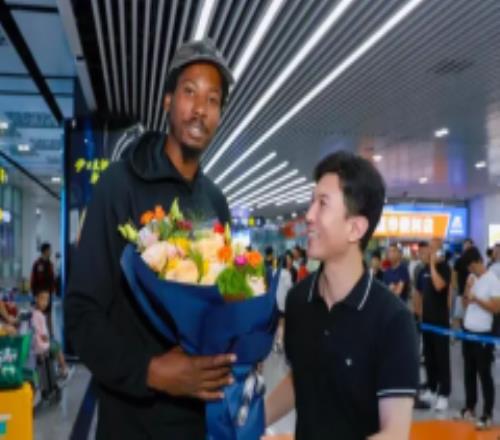 前湖人队球员与中国队签约 新赛季将效力于疆广汇俱乐部