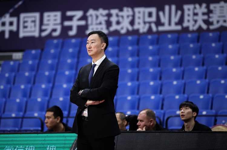 刘维伟：赢在了防守和篮板上 我们与广东相比只有年轻是优势