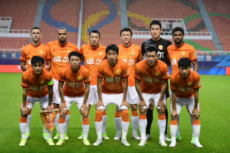 足球报：武汉长江全队仅剩4人没阳性，本轮大概率被判负