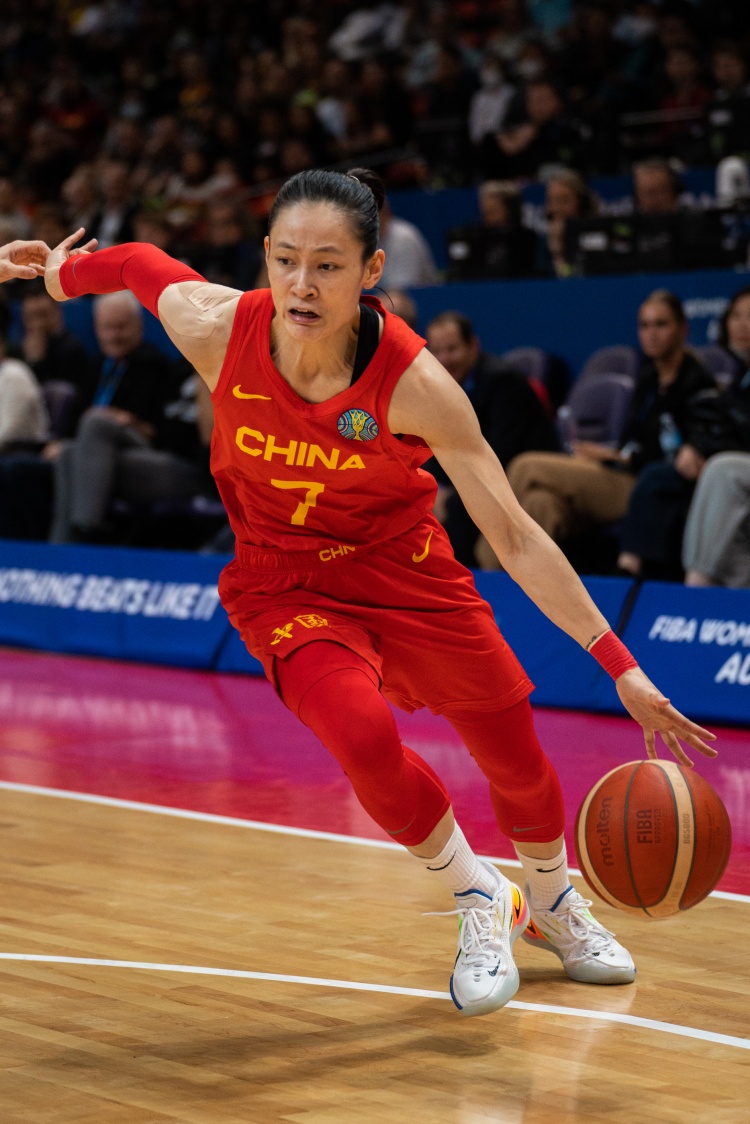澎湃新闻：杨力维将在4月初启程飞赴洛杉矶 备战WNBA新赛季