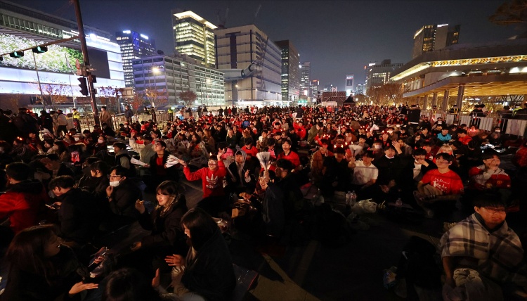 世界杯氛围！韩国首尔市中心聚集近万人，一起观赛为球队加油助威