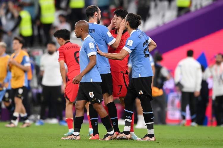 暖心❤️乌拉圭队长戈丁赛后手捧孙兴慜脸仔细观察，关切询问伤势