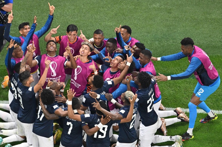 为什么每次进球厄瓜多尔全队跪地指天？瓦伦西亚不是一个人在踢球