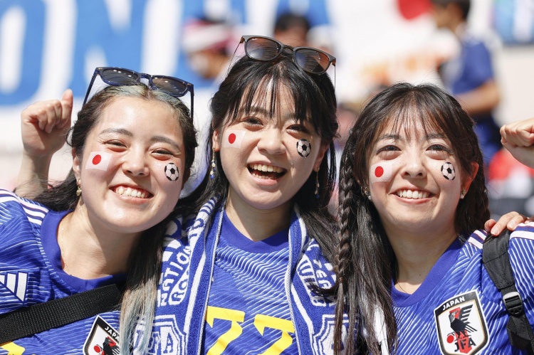 日本vs哥斯达黎加即将开始，让我们来看看可爱的日本球迷吧！
