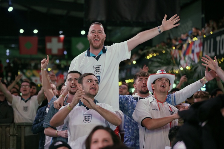 泰晤士报：英国球迷在卡塔尔世界杯上的行为“无可挑剔”
