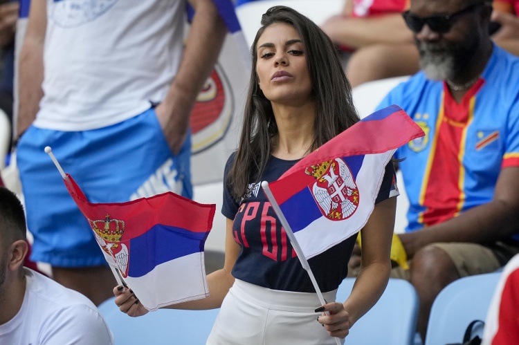 塞尔维亚vs喀麦隆即将开始，让我们看看球迷们的风采吧！