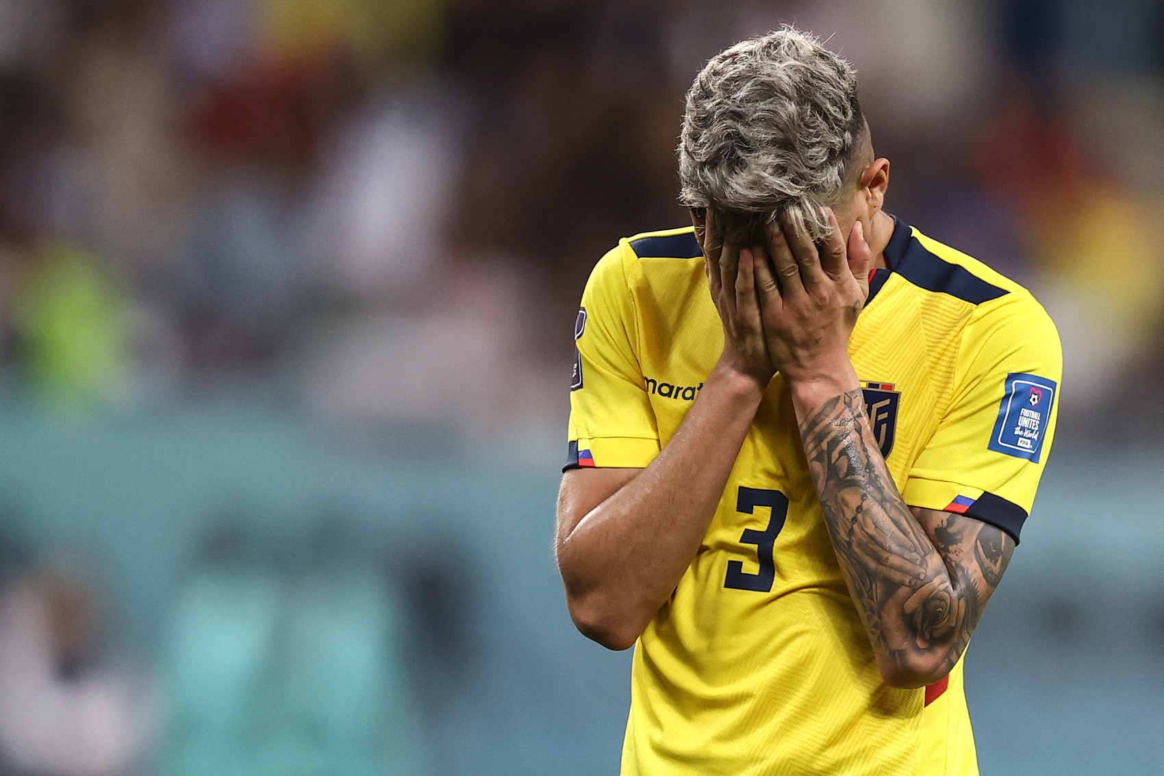 悲喜两重天！厄瓜多尔球员掩面，门迪激动跪地庆祝