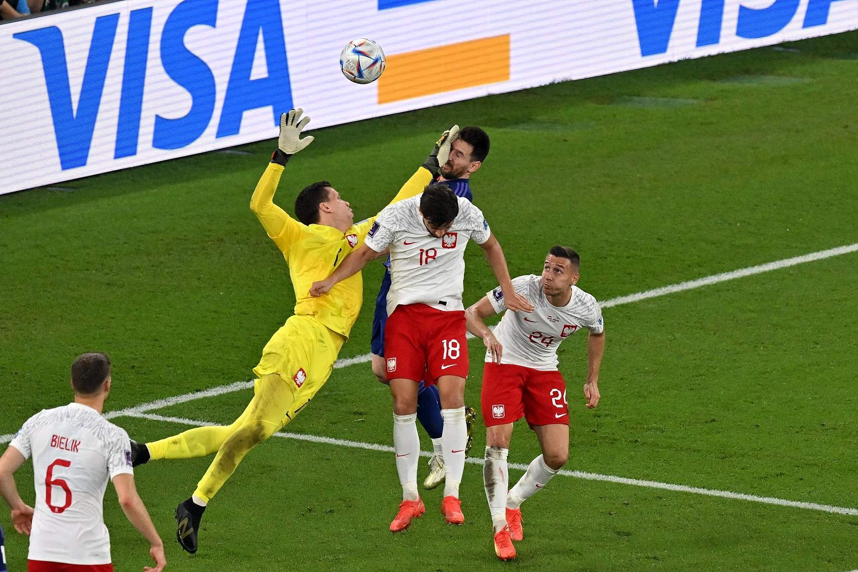 邮报：世界杯裁判官员对阿根廷vs波兰比赛中点球的判罚满意