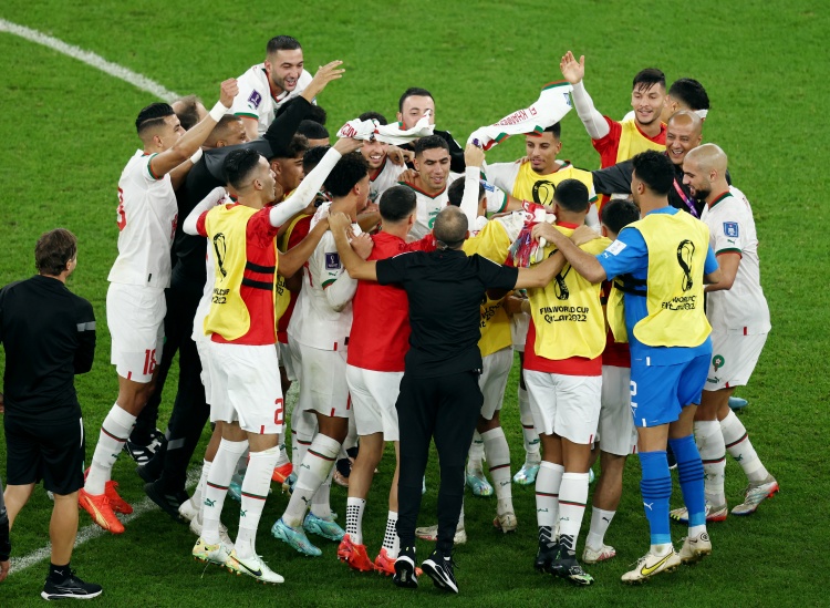真·黄金一代！摩洛哥头名晋级，赛后球员如释重负&抱一起疯狂庆祝