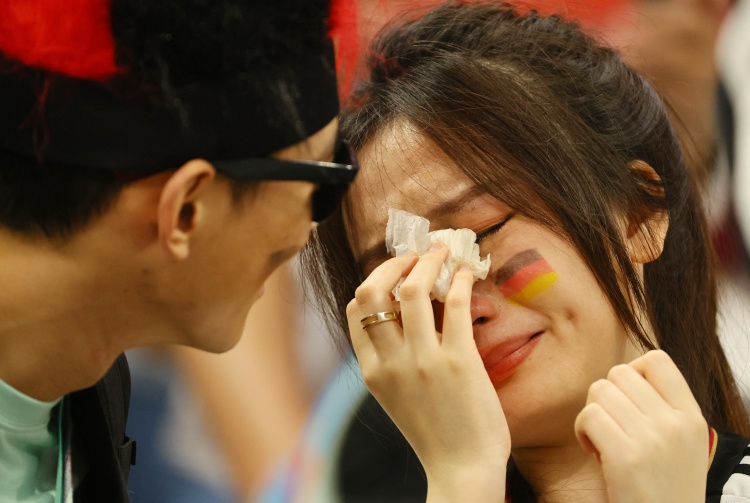 德国被淘汰后，看台上的女球迷落泪