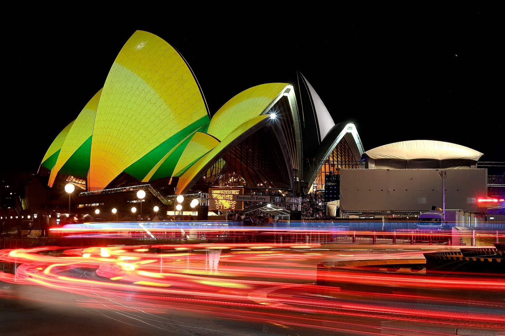 牌面！澳大利亚地标悉尼歌剧院亮起黄绿两色灯为澳大利亚队加油