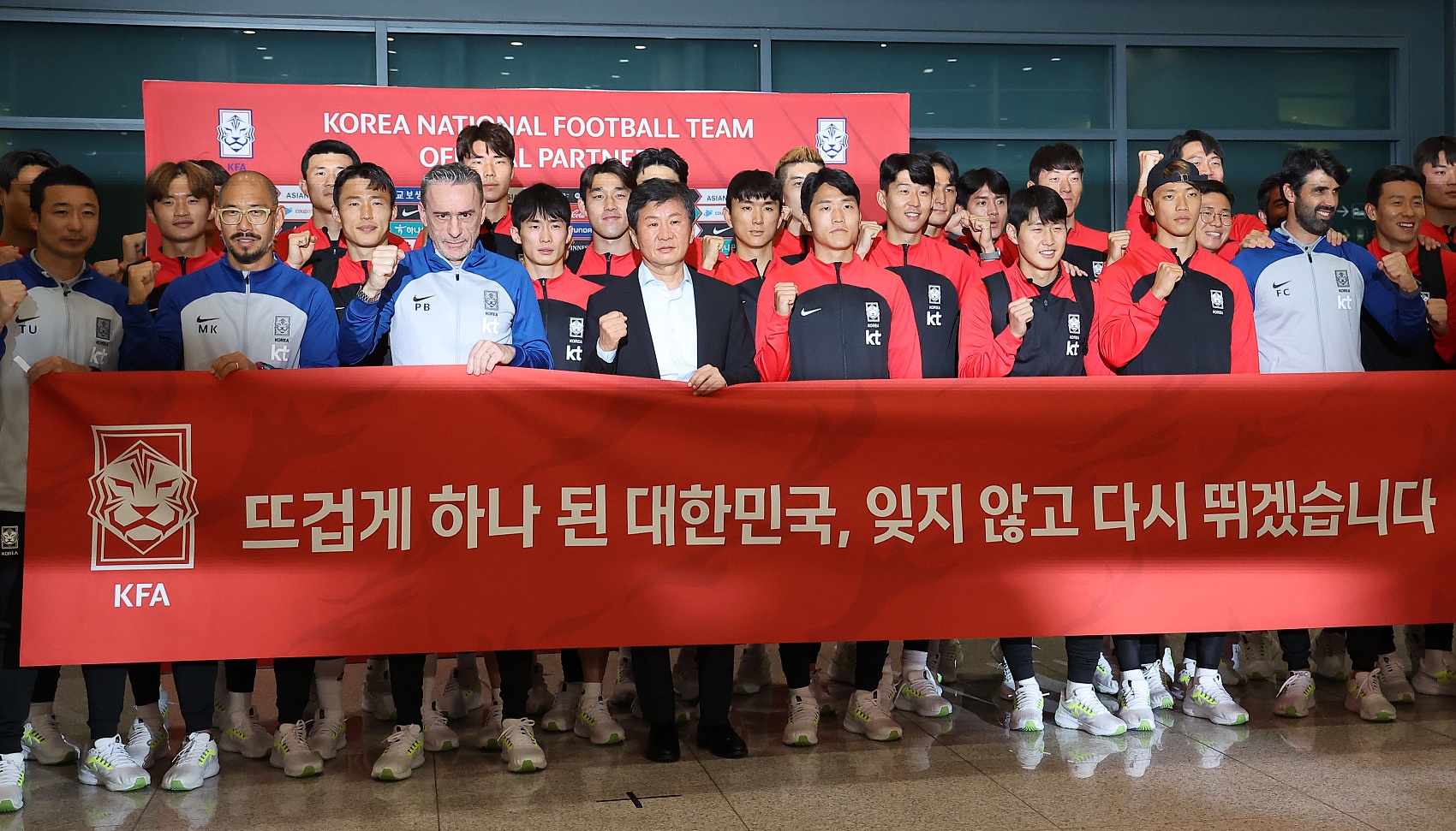 韩国队回到韩国，球迷们在机场热情迎接