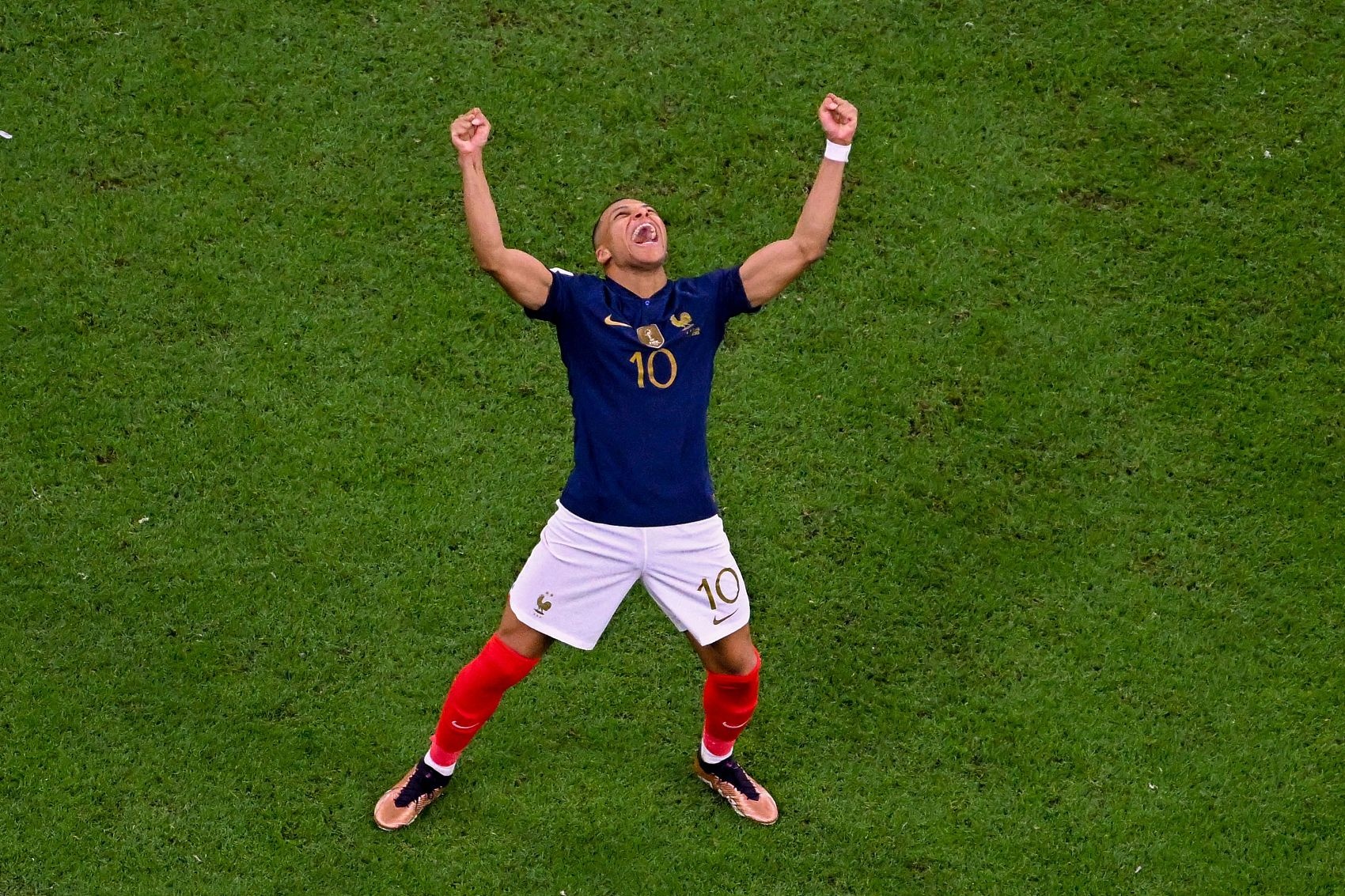 法国此前3次参加世界杯决赛，2次穿蓝色球衣最终都夺冠