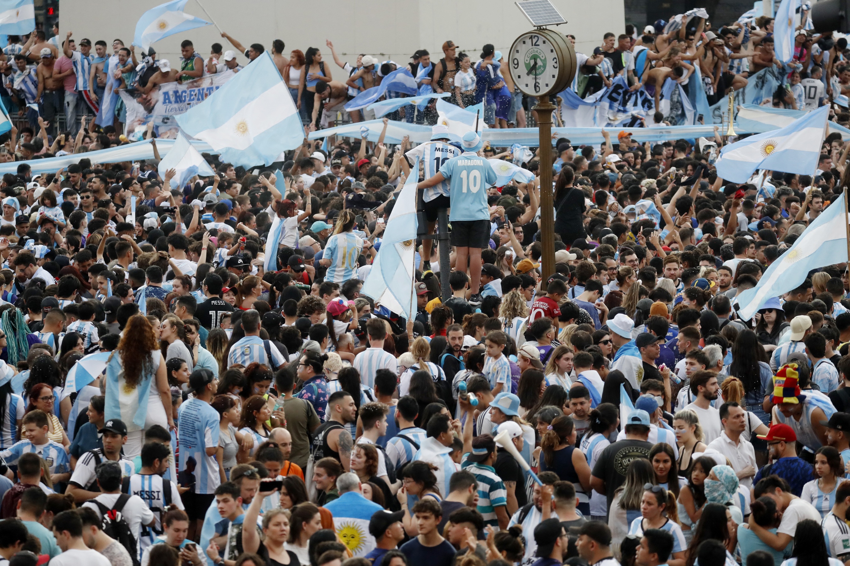 5万阿根廷球迷飞越半个地球涌入卡塔尔，决赛门票一票难求