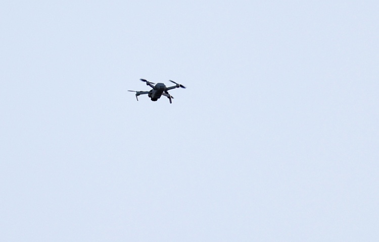 无人机飞入球场上空，南安普顿与维拉的比赛暂停10分钟