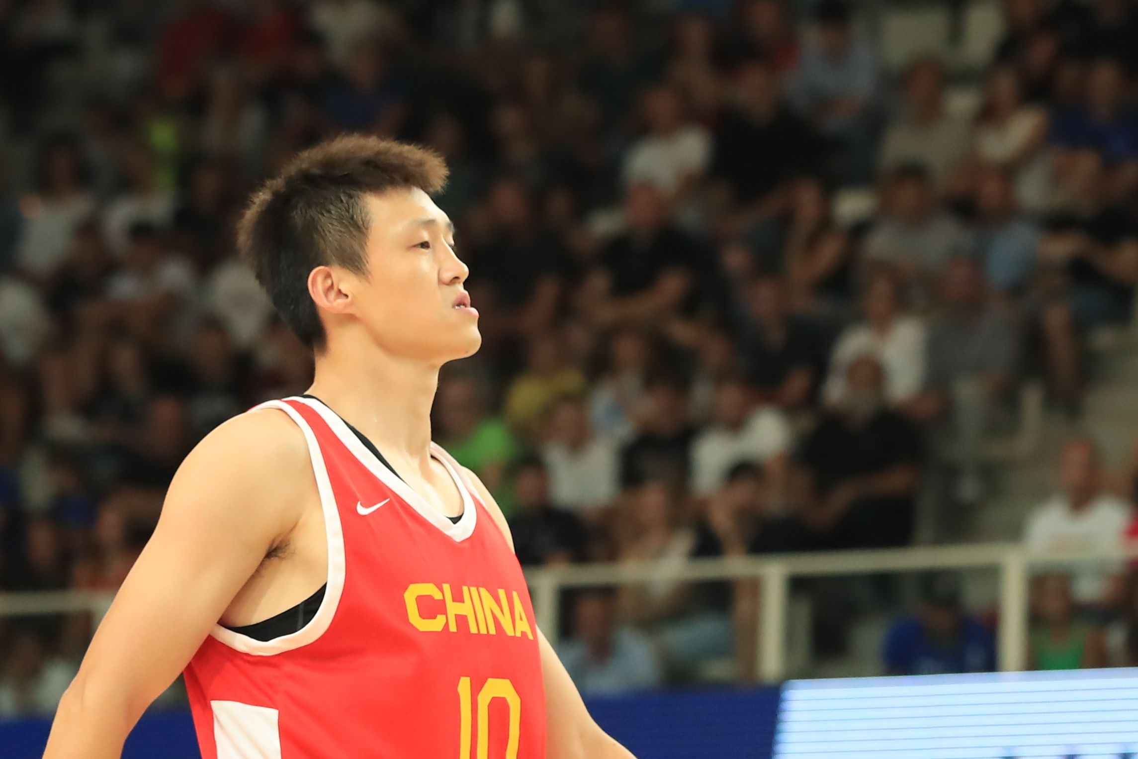 大赛经验最为丰富的周鹏继续担任本届世界杯中国男篮队长