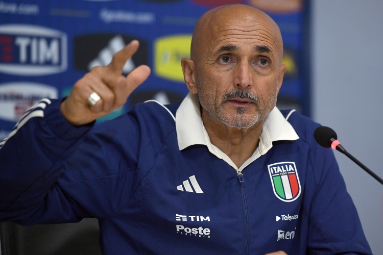 意媒：斯帕莱蒂禁止意大利队员玩游戏机、戴耳机，限制使用手机