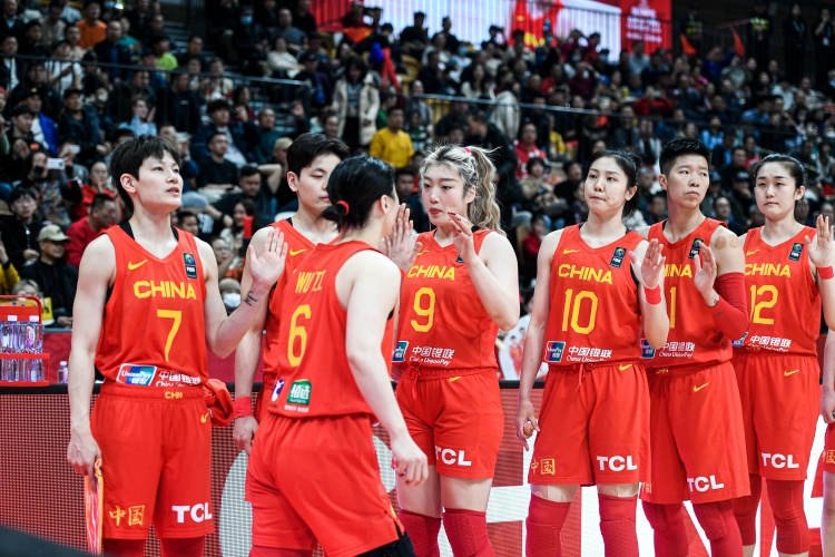 媒体人：无论奥运会能否拿下银牌中国女篮都是一支划时代的队伍