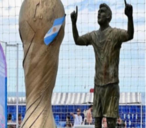 梅西世界杯雕像揭幕 身穿阿根廷三星球衣做出双手指天庆祝动作