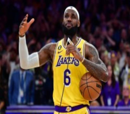 詹姆斯加冕后落泪 正式接过NBA历史得分王宝座