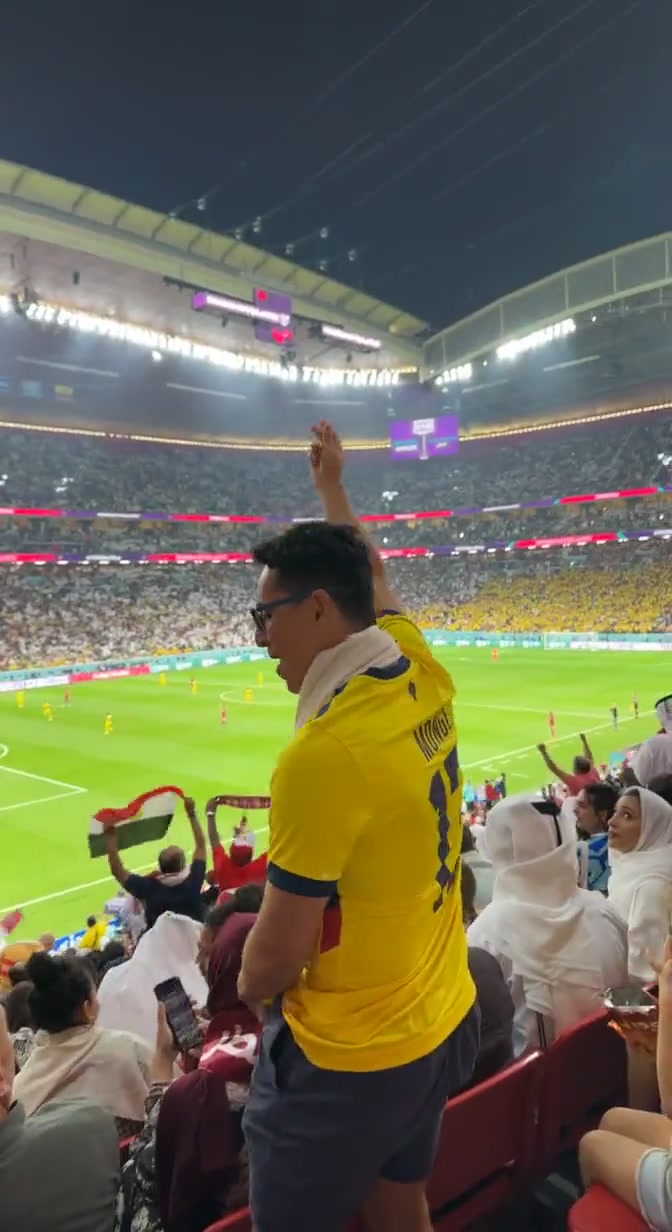 厄瓜多尔球迷比“数钞票”手势嘲讽 卡塔尔球迷心态爆炸怒斥