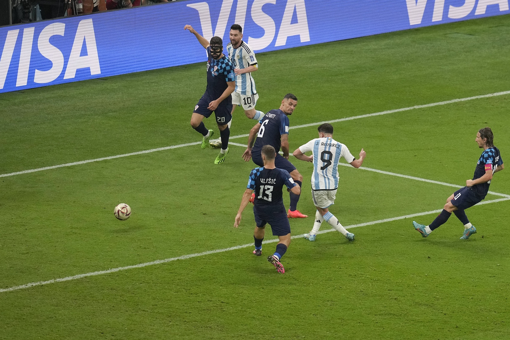 大场面先生！阿尔瓦雷斯为阿根廷进7球，其中4球来自本届世界杯
