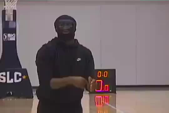 杰伦-布朗戴着黑色面具练习投篮 面具看着十分诡异