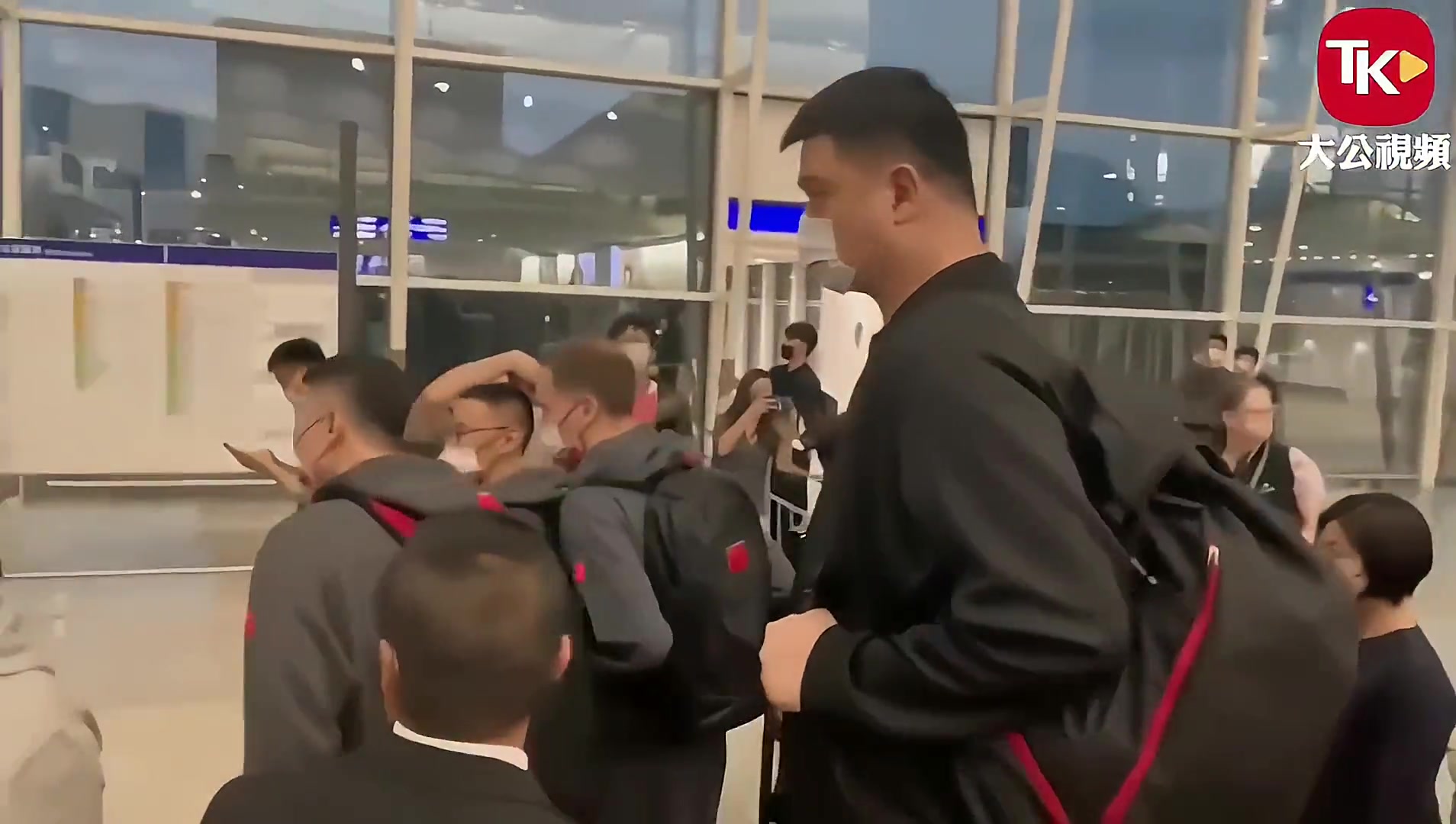 中国男篮抵港参加世预赛 现场大批市民接机