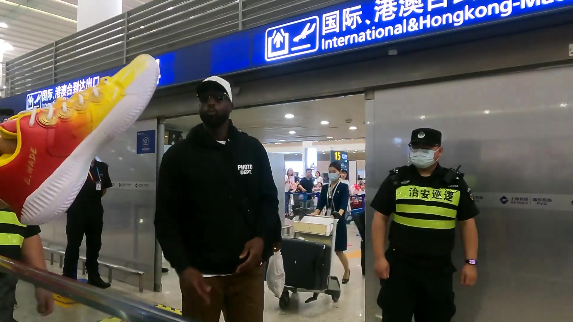 韦德中国行抵达上海并给接机球迷签名球鞋