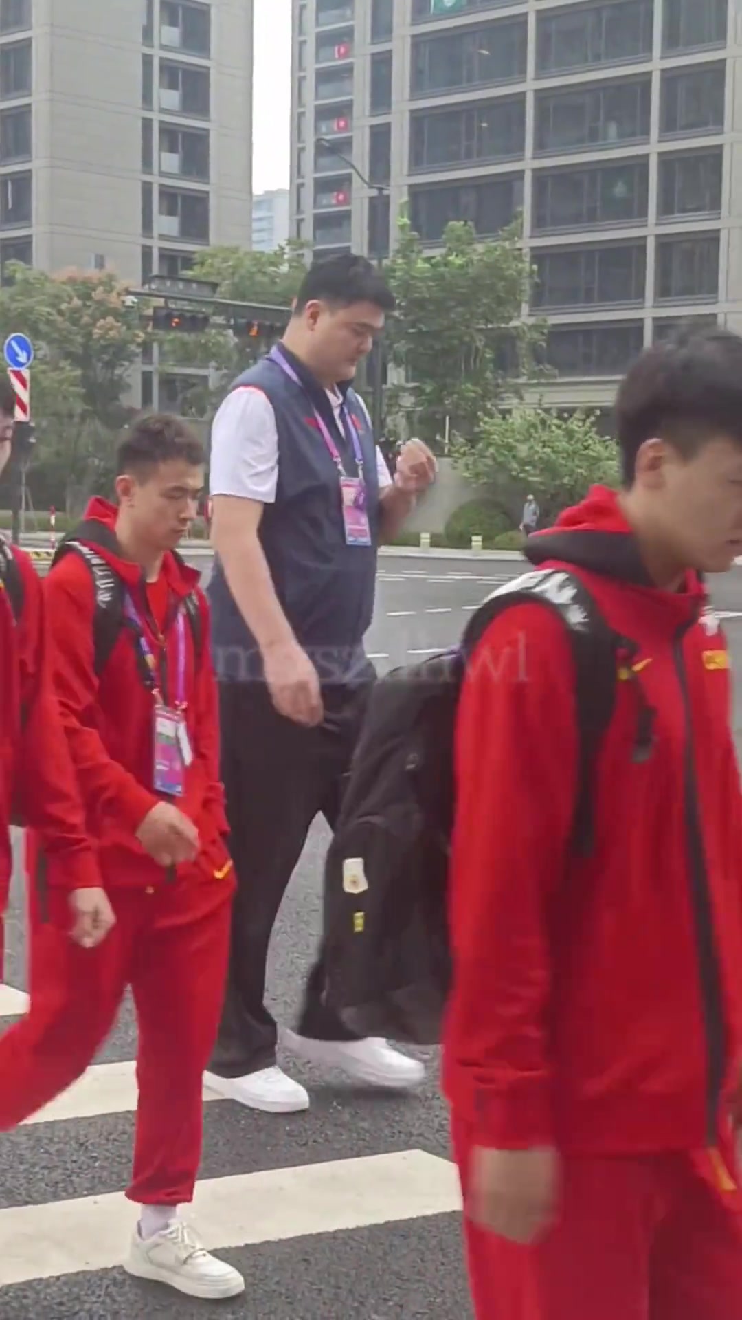 中国男篮队员入驻亚运村网友：姚明像带春游的班主任