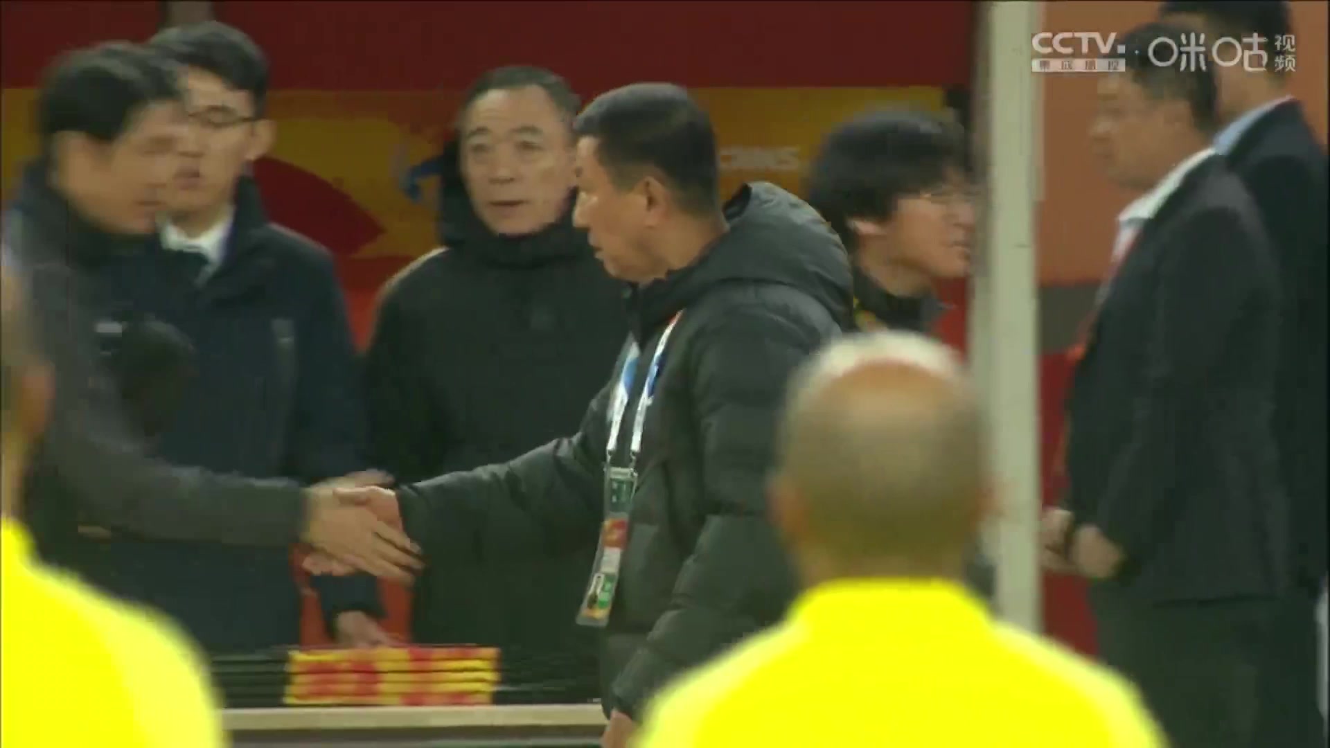 韩国足球教父！仁川教练组逐一向崔康熙鞠躬握手