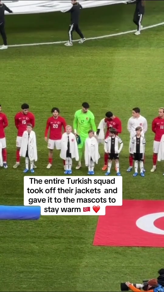 致敬，土耳其众将脱下外套给小球童们保暖