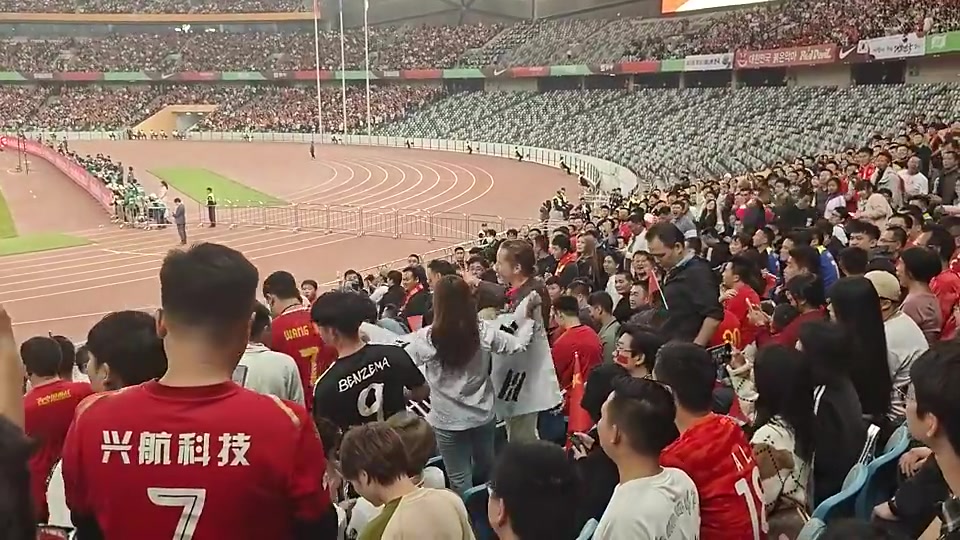 找骂女球迷在国足球迷区晒韩国国旗