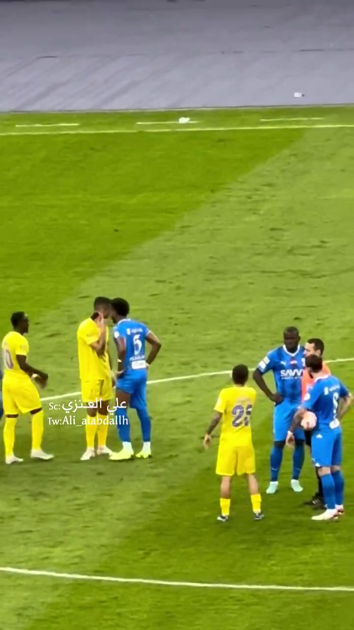C罗和新月球员发生争执，马内在一旁鼓掌，球迷狂喊“梅西”