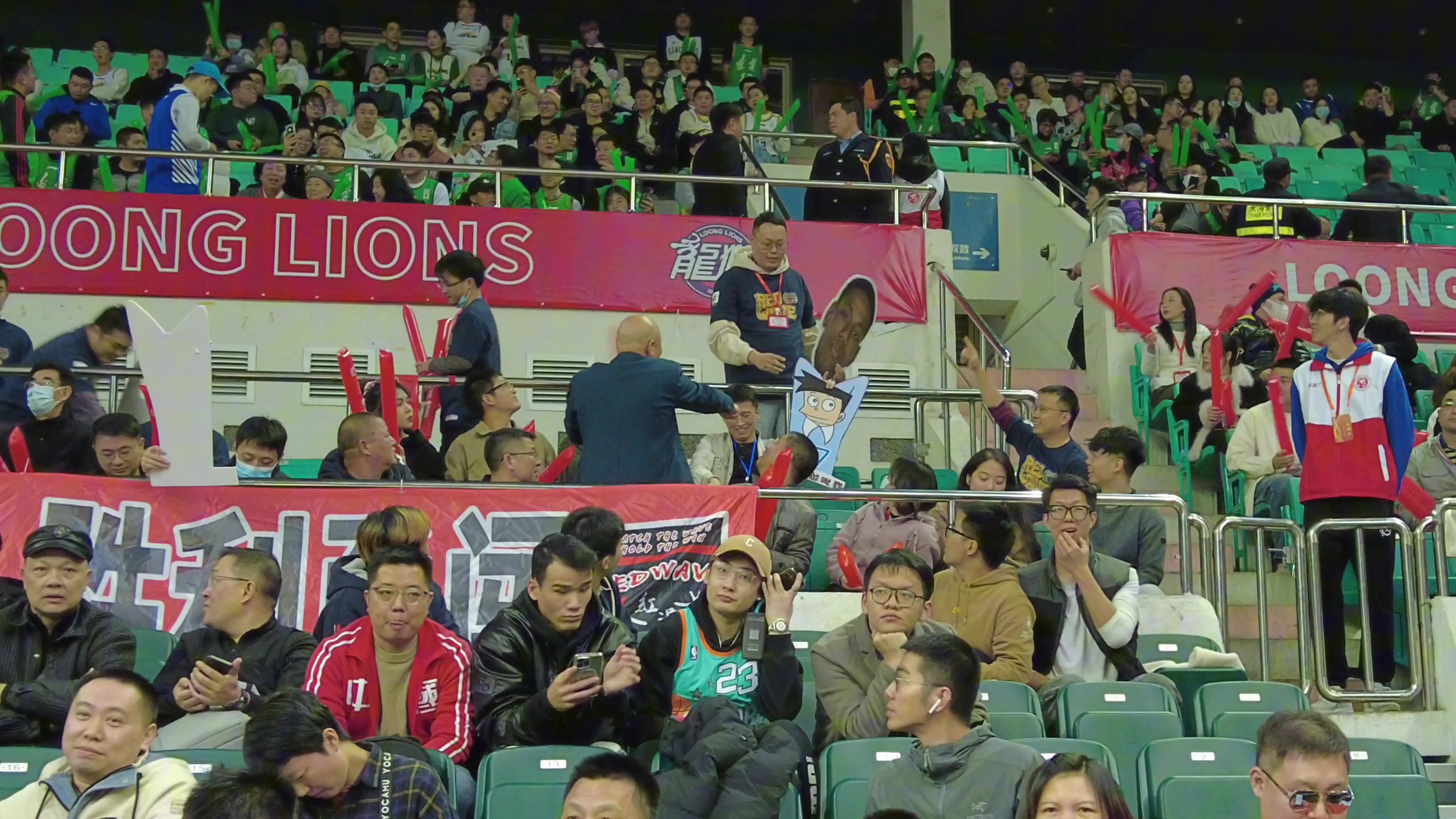 广州vs辽宁场边，有广州球迷举着“你TM还敢瞅我”的牌子